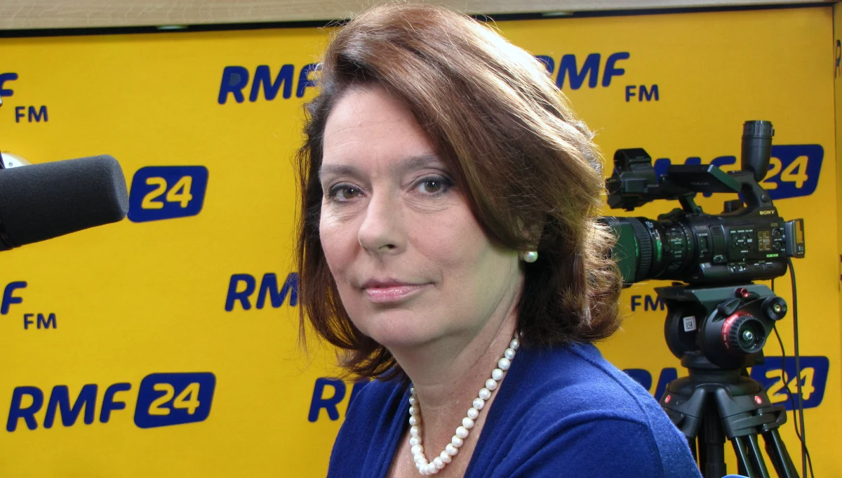 "To nie parlament powinien rozwiązać problem wokół Trybunału Konstytucyjnego, tylko Beata Szydło i Andrzej Duda, na co jest zgoda opozycji. Mam nadzieję, że zastanowią się nad tym, że brniemy w złym kierunku. Nie byłoby nic gorszego niż zaostrzanie sankcji wobec Polski" - mówi o opinii Komisji Europejskiej dotyczącej Polski gość Kontrwywiadu RMF FM, wicemarszałek Sejmu Małgorzata Kidawa-Błońska z PO. Jej zdaniem, Komisja zwraca uwagę, że Polska ma problem z należytym traktowaniem prawa i konstytucji. "Kibicuję Polsce i chciałabym, żeby była krajem praworządnym, ale czuję się dziś bliższa Komisji Europejskiej niż polskiej premier" - komentuje polityk. Dodaje, że Platforma będzie zachęcała rząd do najszybszego rozwiązania tego konfliktu. Kidawa-Błońska uważa, że "jedyną osobą, która może przełamać kryzys, jest Jarosław Kaczyński". PO nie chciała spotykać się i rozmawiać z rządzącymi na temat Trybunału? "Na pierwszym spotkaniu był przedstawiciel naszego klubu. Drugie spotkanie to było takie zawracanie głowy" - odpowiada gość RMF FM. Deklaruje, że "jeżeli z rozmów wynikałoby, że premier wydrukuje wyrok Trybunału, to ja mogę z nią 12 godzin dziennie rozmawiać".