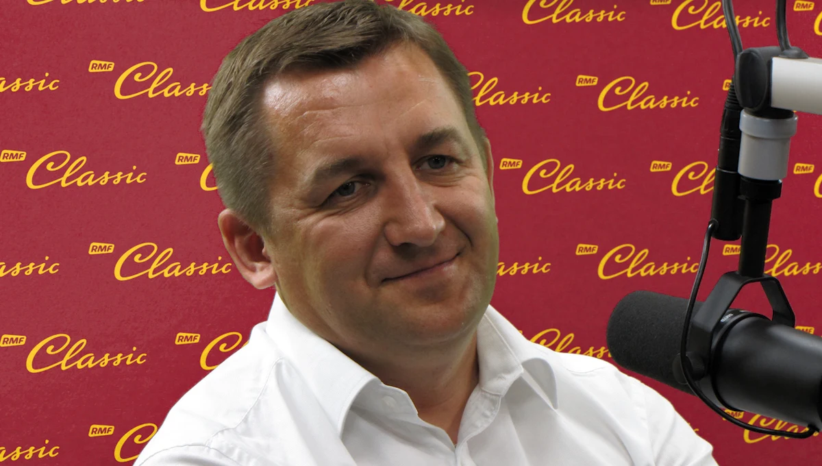 „Nie jestem zaskoczony postępowaniem Komisji Europejskiej w kontekście ostatnich 6 miesięcy i tego, co dzieje się w Polsce z Trybunałem Konstytucyjnym i nie tylko. To jest paradoks, że państwo nie przestrzega swojego prawa” – mówi gość „Dania do Myślenia” w RMF Classic, dyrektor programowy fundacji im. Pułaskiego Radosław Ciszewski z Europejskiej Akademii Dyplomacji. Dodaje, że mamy sytuację „zero-jedynkową i mówienie o tym, że będziemy szukać innego rozwiązania, jest nieporozumieniem”. Zdaniem eksperta „nie mamy sytuacji, w której szukamy kompromisu, my musimy przestrzegać praworządności”. Ciszewski zaznacza, że to nie jest tak, że przystąpiliśmy do Unii Europejskiej, a teraz możemy przestać przestrzegać tej praworządności. Jego zdaniem, jeśli odpowiedź rządu na opinię Komisji Europejskiej nie będzie satysfakcjonująca, to Komisja przygotuje zalecenia. „Może być tak, że będziemy członkiem UE nie mającym absolutnie wpływu na nic. Również na nic, co dotyczy nas. Może się okazać, że nikt z nami nie będzie rozmawiał” – uważa gość RMF Classic. 