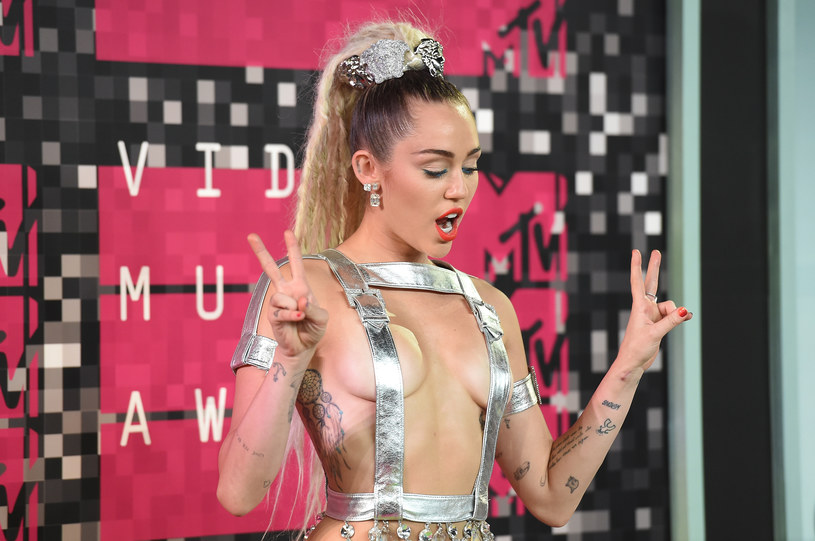 Debiutancki odcinek programu "Maya & Marty" swoim występem uświetniła Miley Cyrus. Wokalistka wykonała dwa utwory, a między nimi zdążyła ściągnąć spodnie. 
