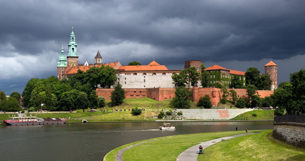 Na zlecenie Zamku Królewskiego w Krakowie, w pracowni gdańskiej firmy X3D odtworzono dawno nieistniejące elementy Wawelu. W tym samym czasie, co projektowanie i wytwarzanie wybranych fragmentów w technologii druku 3D, na Zamku Królewskim trwało ponadto przygotowywanie piwnic obiektu pod wystawę. W ten sposób można teraz doświadczyć podwójnie wyjątkowego przeżycia - wejść do niedostępnych wcześniej piwnic Wawelu i obejrzeć oraz dotknąć dawno nieistniejące fragmenty zamku.