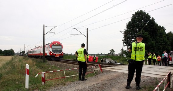 Trzy osoby zginęły w zderzeniu samochodu osobowego z lokomotywą na przejeździe kolejowym w miejscowości Średnica-Maćkowięta na Podlasiu. Ruch pociągów na trasie Warszawa-Białystok był wstrzymany. 