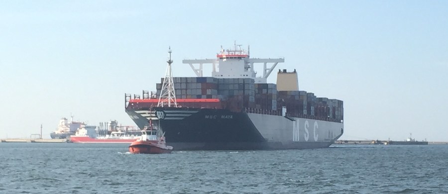 MSC Maya - największy pod względem pojemności kontenerowiec świata - wpłynął do portu w Gdańsku. Na pokładzie jednostki jest około 14 tysięcy kontenerów. Zobaczcie, jak się prezentuje.