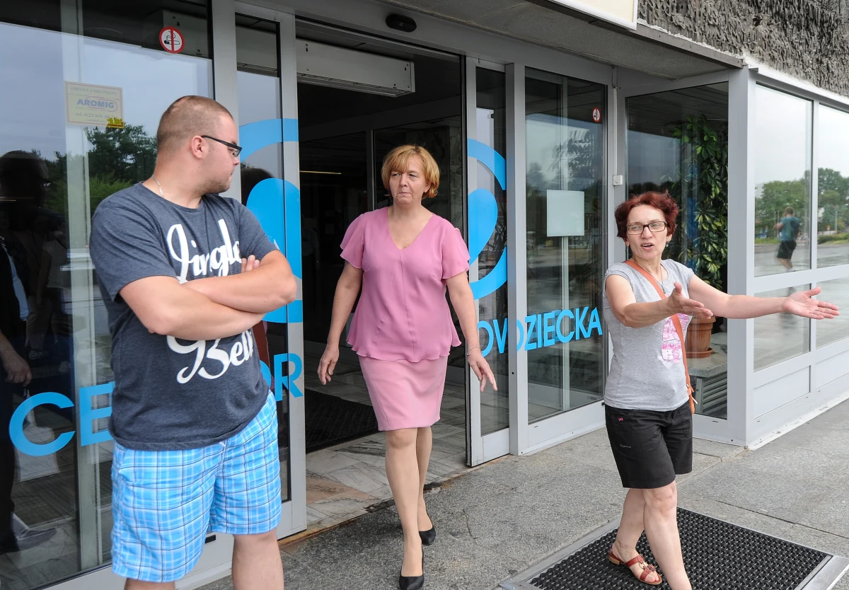 Kolejne fiasko rozmów w Centrum Zdrowia Dziecka w Warszawie, gdzie od ponad tygodnia trwa protest pielęgniarek. Czwartkowe spotkanie dyrekcji placówki ze wszystkimi strajkującymi znów nie zakończyło się porozumieniem. Nie jest wykluczone, że protest zostanie zaostrzony. Pielęgniarki rozważają całkowite odejście od łóżek pacjentów albo złożenie wypowiedzeń. 