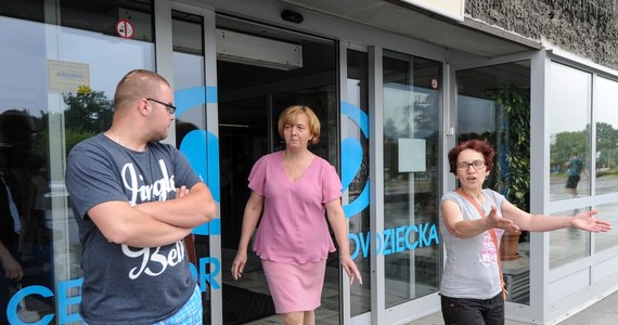 Kolejne fiasko rozmów w Centrum Zdrowia Dziecka w Warszawie, gdzie od ponad tygodnia trwa protest pielęgniarek. Czwartkowe spotkanie dyrekcji placówki ze wszystkimi strajkującymi znów nie zakończyło się porozumieniem. Nie jest wykluczone, że protest zostanie zaostrzony. Pielęgniarki rozważają całkowite odejście od łóżek pacjentów albo złożenie wypowiedzeń. 