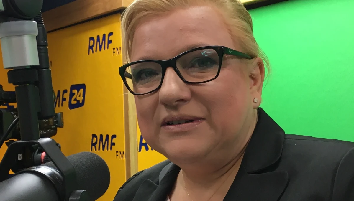 "Nie zapoznawałam się z opinią Komisji Europejskiej. Mam wiele dużo ważniejszych kwestii" - mówi, pytana o to, co znajduje się w opinii Komisji Europejskiej, gość Kontrwywiadu RMF FM, szefowa KPRM Beata Kempa. "Opinia ma nałożoną klauzulę, musimy to serdecznie szanować. To dialog z Unią Europejską. Nie jest to wdrożenie procedury, jak grożono i wieszczono" - dodaje. Zapewnia również, że rząd stara się rzeczowo odpowiadać na wszystkie pytania Komisji. Zdaniem minister najważniejsze jest to, że Frans Timmermans uważa, że problem musimy rozwiązać u siebie. "Ten problem powinien zostać rozwiązany w polskim parlamencie" - mówi Kempa. Jej zdaniem "jedno, co możemy wyczytać to jest to, że nie ma woli opozycji, by rozwiązać problem wokół TK" . "Opozycja biega na skargi do różnych ważnych osób w UE, ale cóż… Procedury póki co nie są wdrażane" - komentuje gość RMF FM. Beata Kempa pytana o to, jakie warianty rozwiązania sporu przedstawiła premier wiceszefowi Komisji Europejskiej odpowiada, że "wszystkie, które są w Sejmie”. Dodaje, że chodzi na przykład o 8 kandydatów na sędziów Trybunału wybieranych z rekomendacji opozycji czy też wchodzenie na zwalniane w Trybunale miejsca sędziów wybranych i niezaprzysiężonych. "Opozycja nie mając pomysłu na to, jak funkcjonować, uznała, że jedyne paliwo to TK. Najgorsze, że w rydwan walki politycznej dał się zaprząc Rzepliński i jest osobą, która temu przewodniczy" - uważa szefowa Kancelarii Premiera. 