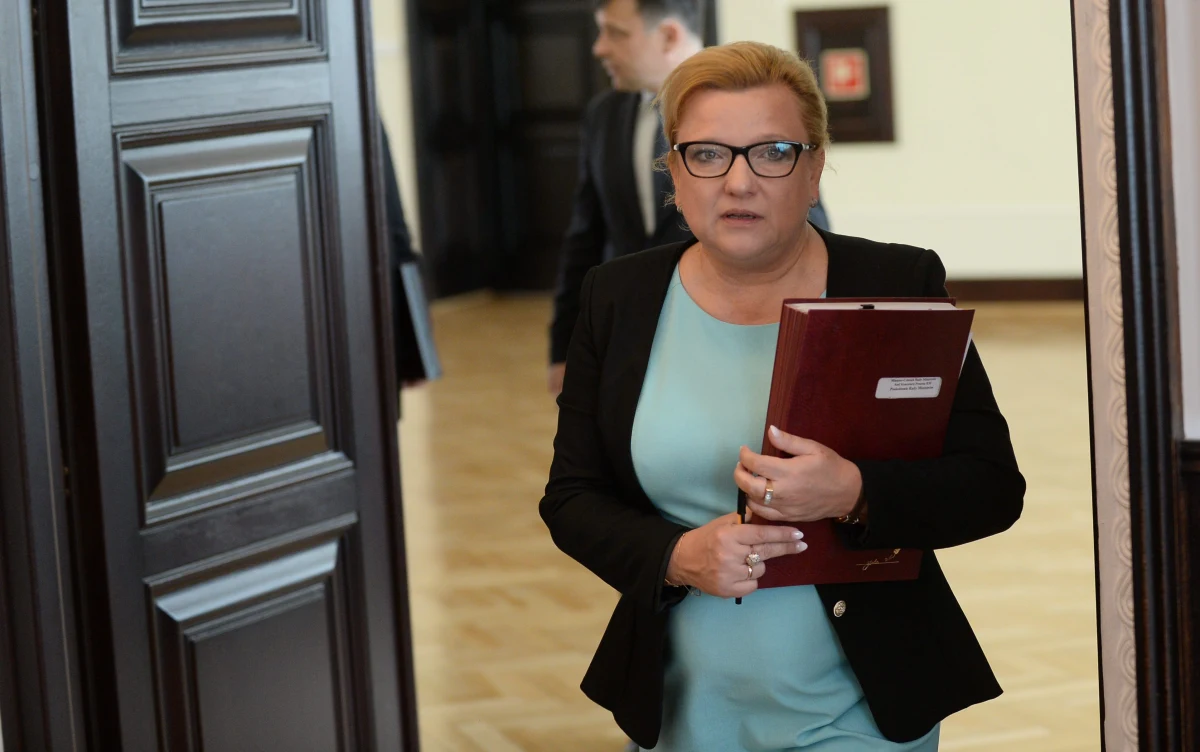 "Żyjemy w wolnym, demokratycznym kraju. Nie mam nic przeciwko temu, żeby ludzie się zbierali, demonstrowali i wyrażali swoje niezadowolenie" - mówi, pytana o marsz KOD-u 4 czerwca, gość Kontrwywiadu RMF FM szefowa KPRM Beata Kempa. "Urzędnik musi być apolityczny, ale jeżeli jakiś urzędnik uznałby w swoim sercu, że musi iść na marsz KOD-u, to na pewno nie poniesie konsekwencji. Nie musi się obawiać konsekwencji z mojej strony" - zapewnia minister. 4 czerwca świętem państwowym? "Nie zastanawiałam się nad tym, ale jeśli ktoś złożyłby taki projekt, to trzeba by było to przedyskutować" - odpowiada Beata Kempa. 