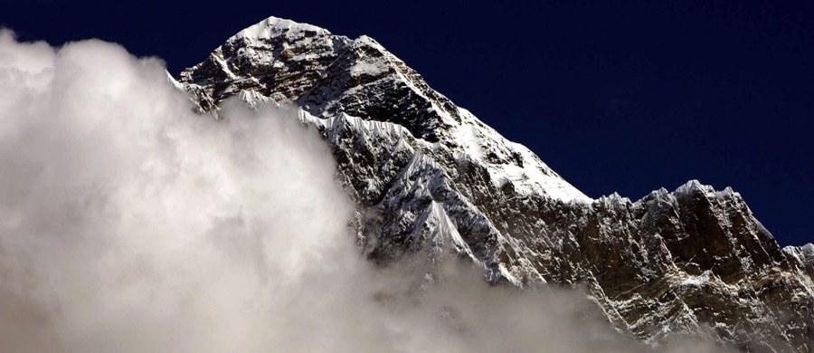 Brytyjczyk - Leslie Binns - znajdował się zaledwie 500 metrów od szczytu Mount Everest, gdy postanowił pomóc hinduskiej himalaistce. Dzięki jego interwencji 32-letnia Sunita Hazra przeżyła powrót z najwyższej góry świata. 