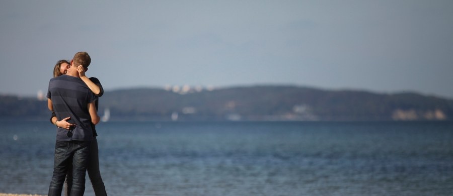 Prawdziwej miłości doświadczyło 69 proc. Polaków, przy czym kobiety częściej się do tego przyznają aniżeli mężczyźni – wynika z sondażu przeprowadzonego w maju 2016 roku. "Trudno jednak rozstrzygnąć, czy ta różnica między obu płciami wynika z tego, że kobiety mają więcej szczęścia, czy też raczej inaczej postrzegają to, co nazywane jest prawdziwą miłością" - komentuje prof. Zbigniew Izdebski z Uniwersytetu Warszawskiego.