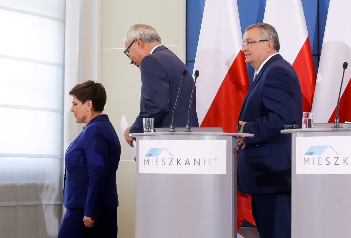 "Odkąd zostałam premierem, wszyscy mnie pytają, jak to jest być prowadzonym za rękę, jak to jest być sterowanym, bo przecież rządzi Kaczyński, to on podejmuje decyzje, o wszystkim decyduje…" - mówi w rozmowie z dziennikarzem "Rzeczpospolitej" Beata Szydło. Cały wywiad z premier - w weekendowym wydaniu dziennika. 