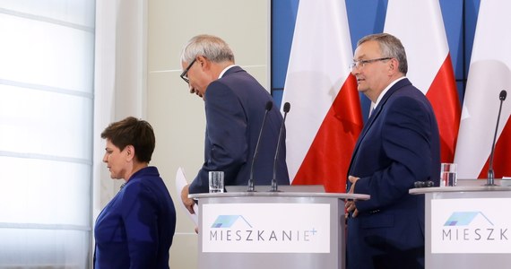 "Odkąd zostałam premierem, wszyscy mnie pytają, jak to jest być prowadzonym za rękę, jak to jest być sterowanym, bo przecież rządzi Kaczyński, to on podejmuje decyzje, o wszystkim decyduje…" - mówi w rozmowie z dziennikarzem "Rzeczpospolitej" Beata Szydło. Cały wywiad z premier - w weekendowym wydaniu dziennika. 