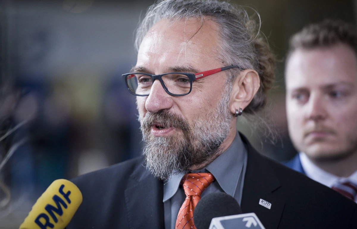 "Wolność stała się faktem dzięki wielu, którzy odważyli się o niej marzyć" - powiedział były prezydent Bronisław Komorowski na manifestacji zorganizowanej przez KOD na warszawskim Skwerze Wolnego Słowa. "W przeddzień Święta Wolności świętujemy wolne słowo" - mówił lider KOD Mateusz Kijowski.