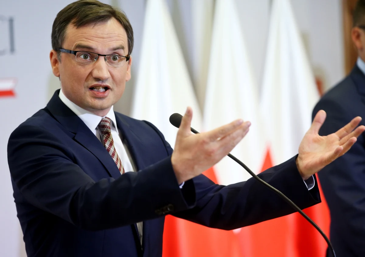 Reforma sądownictwa to może być prawdziwe trzęsienie ziemi! Na dziś w PiS wygrywa koncepcja, że wszyscy sędziowie będą musieli dostać na nowo nominacje od prezydenta - pisze "Fakt". 