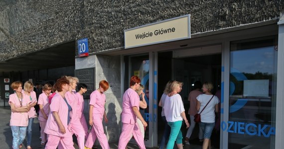 Nie będzie na razie zaostrzenia strajku w Centrum Zdrowia Dziecka. Pielęgniarki odkładają referendum w tej sprawie do niedzieli. "Dla dobra pacjentów" - tłumaczy tę decyzję przewodnicząca strajkujących Magdalena Nasiłowska. 