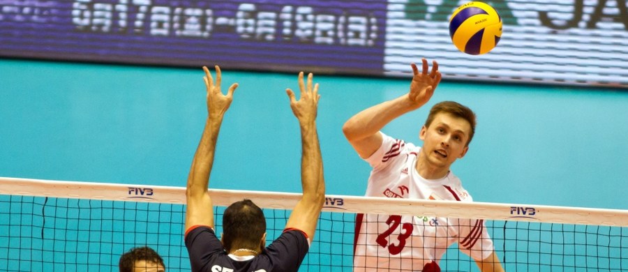 Polscy siatkarze przegrali w Tokio z Iranem 1:3 (20:25, 18:25, 25:20, 32:34) w 6. kolejce olimpijskiego turnieju kwalifikacyjnego. Dla biało-czerwonych, którzy w czwartek zapewnili sobie awans do igrzysk olimpijskim w Rio de Janeiro, jest to pierwsza porażka w zawodach. 