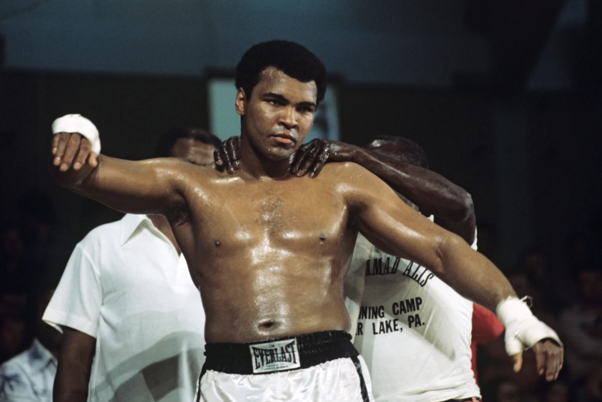 Cassius Marcellus Clay, Jr. pięściarz znany jako Muhamad Ali nie żyje. W czwartek "Najwspanialszy" trafił do szpitala w  Phoenix. Miał 74 lata. Ali cierpiał na chorobę Parkinsona. "Bóg przyszedł po swojego mistrza" - napisał na Twitterze Mike Tyson. "Spoczywaj w pokoju" - tak z ikoną boksu żegna się Władimir Kliczko. 