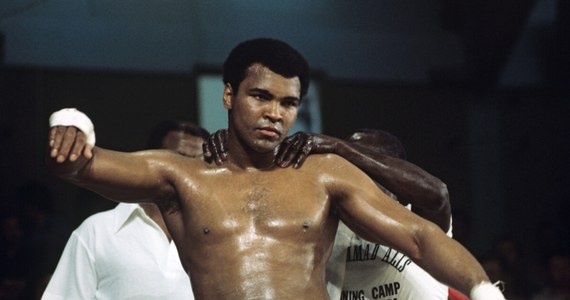 Cassius Marcellus Clay, Jr. pięściarz znany jako Muhamad Ali nie żyje. W czwartek "Najwspanialszy" trafił do szpitala w  Phoenix. Miał 74 lata. Ali cierpiał na chorobę Parkinsona. "Bóg przyszedł po swojego mistrza" - napisał na Twitterze Mike Tyson. "Spoczywaj w pokoju" - tak z ikoną boksu żegna się Władimir Kliczko. 