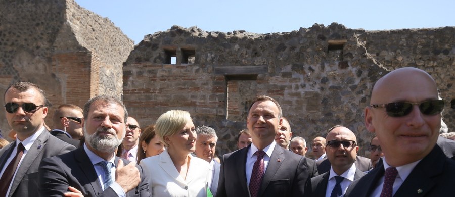 Prezydent Andrzej Duda z małżonką Agatą Kornhauser-Dudą, którzy składają wizytę we Włoszech i Watykanie, zwiedzili dziś wystawę rzeźb Igora Mitoraja w Pompejach. Na terenie wykopalisk archeologicznych ustawiono 30 monumentalnych rzeźb zmarłego w 2014 roku polskiego artysty, Igora Mitoraja, który wiele lat mieszkał i pracował w Toskanii. 14 maja wystawę otworzył prezydent Włoch Sergio Mattarella.