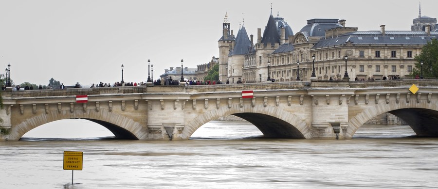 Cztery osoby zginęły, a 24 zostały ranne we Francji w wyniku największej od ponad 30 lat powodzi, która nawiedziła środkową część kraju i aglomerację paryską - poinformował premier Manuel Valls. Jedną z ofiar śmiertelnych jest 3-letni chłopiec.