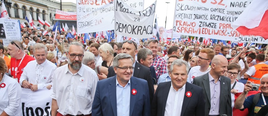 Z Placu Bankowego w Warszawie po godz. 16 ruszył marsz "Wszyscy dla wolności" zorganizowany przez Komitet Obrony Demokracji. Według policji brało w nim udział ok. 10 tys. osób. Ratusz podaje, że uczestników było ok. 50 tys.