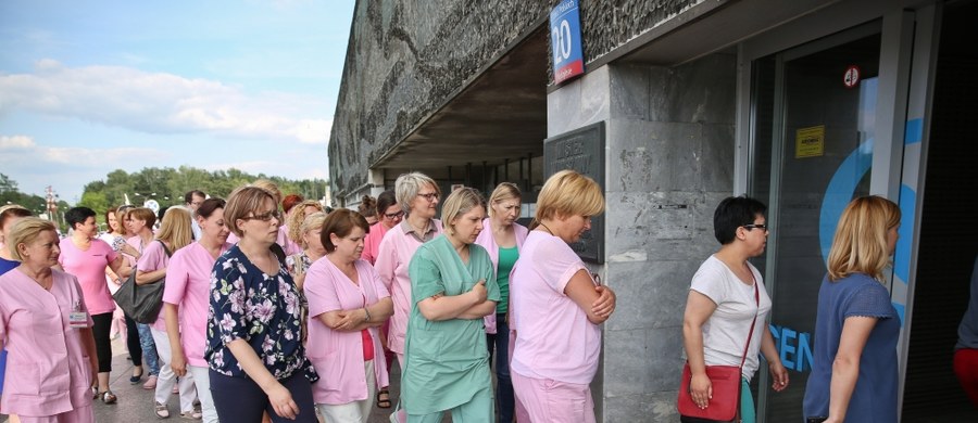 Pielęgniarki z Centrum Zdrowia Dziecka apelują do premier Beaty Szydło o pomoc w rozwiązaniu konfliktu. Jednocześnie przewodnicząca strajkujących Magdalena Nasiłowska poinformowała, że strajk trwa w niezmienionej formie i jego uczestniczki wycofują się z pomysłu przeprowadzenia referendum ws. zaostrzenia protestu. 