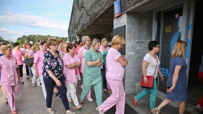 Pielęgniarki z Centrum Zdrowia Dziecka wycofują się z referendum i proszą premier Szydło o pomoc