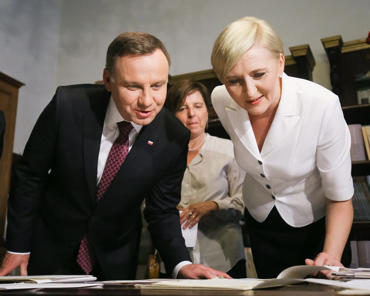 Wybory 4 czerwca 1989 r. nie były w pełni wolne – powiedział w sobotę prezydent Andrzej Duda. Podkreślił, że Polacy powiedzieli tego dnia „nie” funkcjonariuszom komunistycznego systemu PZPR, ale ludzi tych i tak wprowadzono wówczas do Sejmu. „To z jednej strony radość, ale z drugiej strony smutek, bo można się było znacznie szybciej spod tych oków wyzwalać. Nie zgadzać się na to postkomunistyczne uwikłanie Polski, które przyniosło wiele złego” – tłumaczył prezydent.