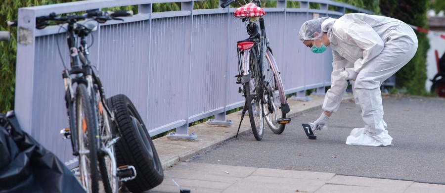 Nieznany sprawca postrzelił rowerzystę w Hamburgu. Potem ostrzelał nadjeżdżający samochód. W środku była kobieta z 6-letnim dzieckiem. Postrzelony mężczyzna zmarł w szpitalu. Policja szuka sprawcy.