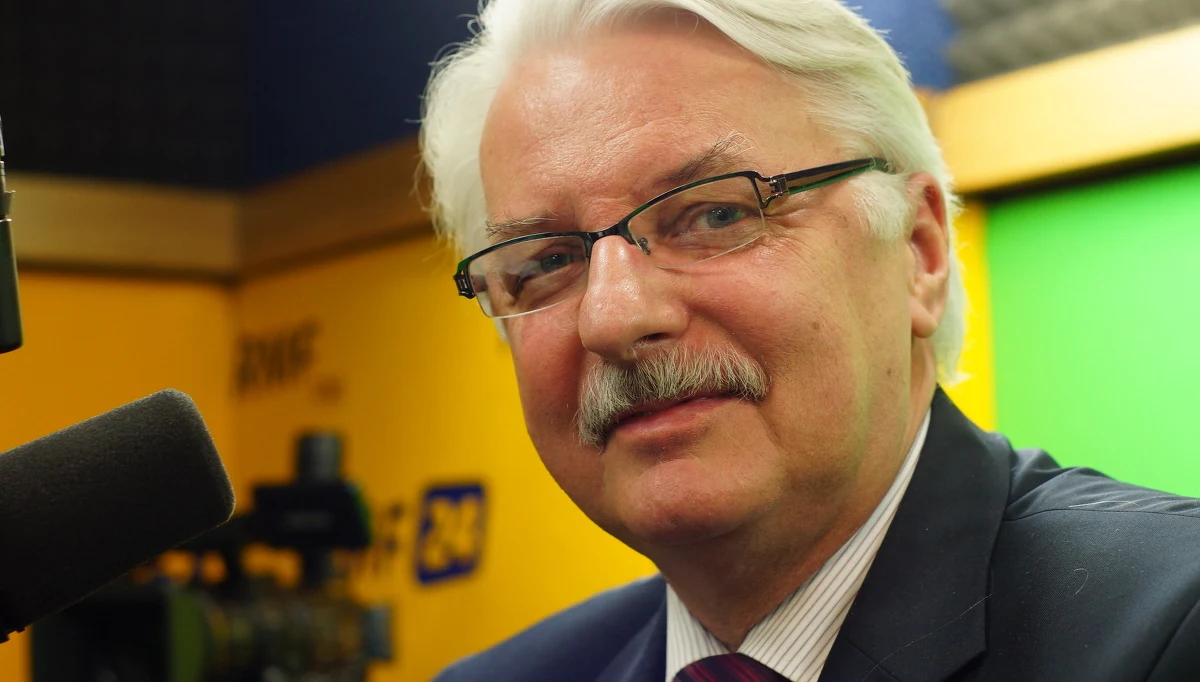 „Nie interesuje mnie opinia Komisji Europejskiej. To nie dotyczy mojego resortu. Zapoznałem się z nią pobieżnie” – mówi gość Kontrwywiadu RMF FM, szef MSZ Witold Waszczykowski. Jego zdaniem opinia „jest jednostronna i nie uwzględnia polskiej narracji”. Minister spraw zagranicznych dodaje, że przekazał ją premier i prezydentowi. „Myślę, że przekazali do parlamentu i będzie to procedowane tam” – komentuje. Zaznacza, że to nie jest żaden dokument, decyzja, ani osąd. Waszczykowski uważa, że Komisja Europejska nie powinna zajmować się praworządnością w Polsce, bo „ona nie jest naruszona”. Minister pytany o sankcje odpowiada, że „wiele krajów poprze Polskę i nie pozwoli na to, żeby nałożyć jakiekolwiek sankcje”.