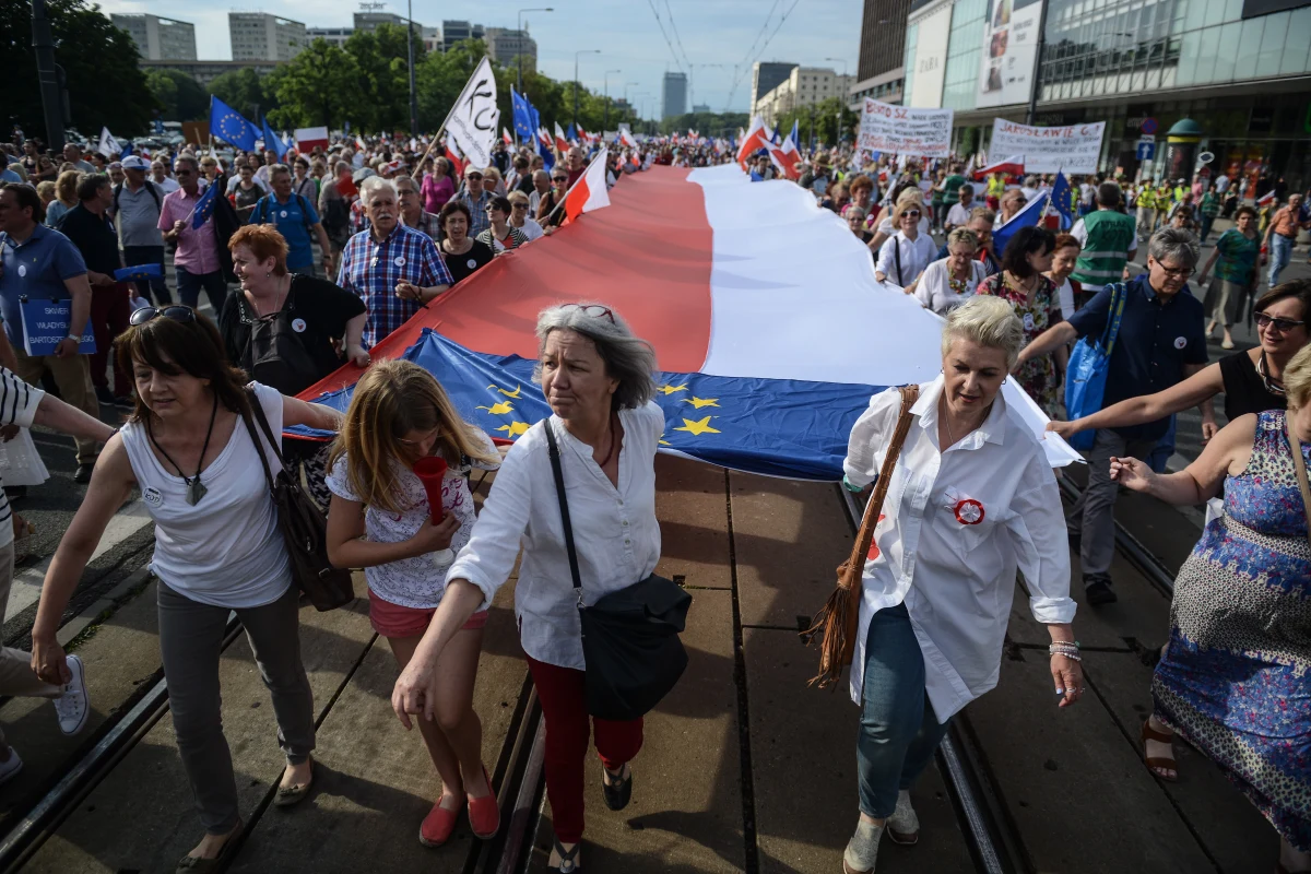 "Bardzo smutne jest to, że obecna władza, która jeszcze parę lat temu wcale nie wstydziła się tego 4 czerwca, w tej chwili oddała do stronie opozycyjnej. 4 czerwca wszedł do tego samego repertuaru, gdzie jest np. 11 listopada" - mówi gość "Dania do Myślenia" w RMF Classic, szef Instytutu Filozofii i Socjologii PAN prof. Andrzej Rychard. "Jak tak dalej pójdzie, to za parę lat 4 czerwca będziemy świętowali jako wielkie zwycięstwo reformatorskiego nurtu w partii komunistycznej" komentuje profesor. "To, że na marszu nie ma Lecha Wałęsy, że PiS się odwraca, że prezydent wyjeżdża do Włoch, to nie jest to, co buduje rodzaj porozumienia w Polsce"- uważa socjolog. Dodaje, że jak widzi marsz, gdzie w pierwszym rzędzie nie ma Wałęsy, a jest Kwaśniewski, Czarzasty i Wenderlich to myśli sobie, że "coś nie do końca halo jest z tymi symbolami 4 czerwca". 