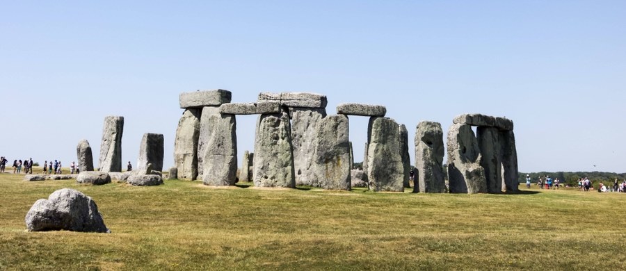 Neolityczny krąg mógł stać w innym miejscu - to teoria profesora z wydziału Archeologii Uniwersytetu w Londynie. Prof. Mike Parker Pearson uważa, że niektóre z kamiennych głazów ustawione były niegdyś w Walii i pełniły funkcje olbrzymiego cmentarzyska.