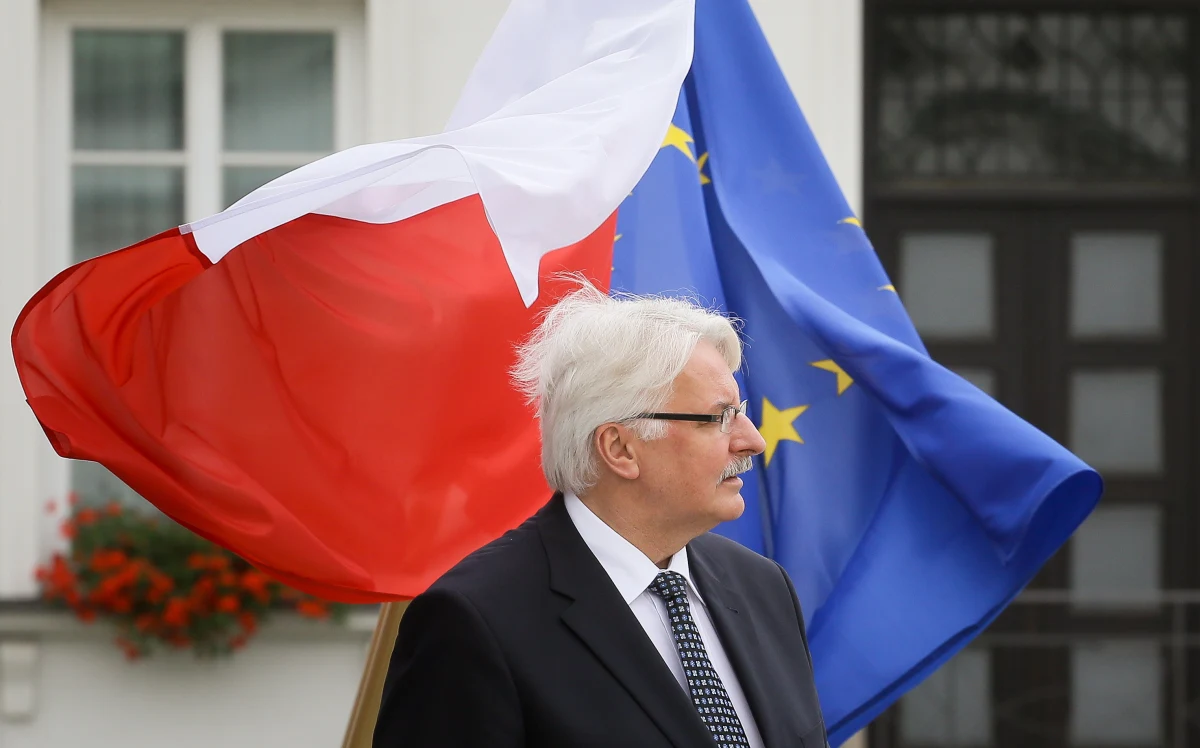 "Jeśli Rosja nie będzie chciała oddać wraku, to będziemy chcieli umiędzynarodowić śledztwo w tym sensie, żeby wrzucić problem na arenę różnych trybunałów międzynarodowych" - mówi, pytany przez słuchaczy o śledztwo smoleńskiej, gość Kontrwywiadu RMF FM szef MSZ Witold Waszczykowski. Jako możliwości wymienia trybunał w Strasburgu, czy Hadze. "To trudne, ale możliwe" uważa minister.