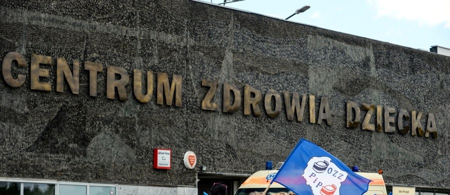 Zamkniemy cztery oddziały, by przesunąć personel do tych klinik, w których są pacjenci wymagający opieki - powiedziała w poniedziałek dyrektor Centrum Zdrowia Dziecka Małgorzata Syczewska. W placówce od 24 maja trwa strajk pielęgniarek. "Ponieważ sytuacja jest bardzo trudna, podjęliśmy taką decyzję, by zapewnić bezpieczeństwo i możliwość leczenia" - podkreśliła. 