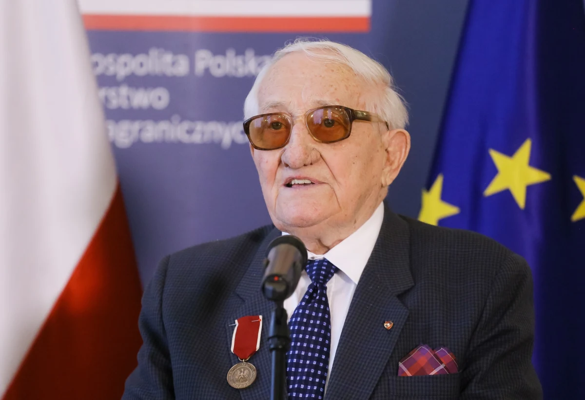 Za walkę przeciwko stosowaniu przez zagraniczne media określenia "polskie obozy zagłady" i za obronę dobrego imienia Polski odznaczono byłego więźnia Auschwitz Karola Tenderę. Otrzymał on najwyższe odznaczenie przyznawane przez MSZ - odznakę Bene Merito.