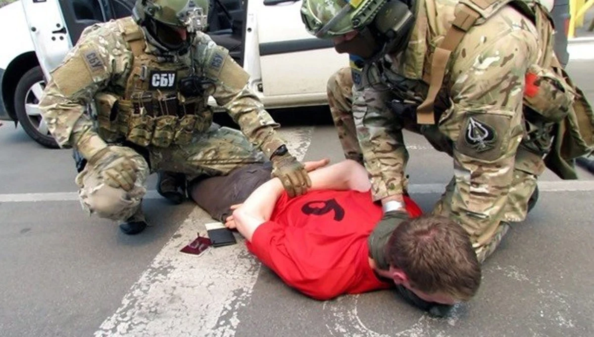 Zatrzymany pod koniec maja na Ukrainie Francuz, kontaktował się z handlarzami bronią. Jak podają służby w Kijowie, zatrzymując mężczyznę udaremnili ok. 15 zamachów, które w trakcie trwania mistrzostw Europy w piłce nożnej miały zostać przeprowadzone we Francji. Celem zamachowców mieli być kraju nad Sekwaną muzułmanie i Żydzi, a także budynki administracji państwowej. 