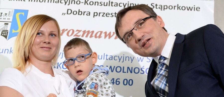 Minister sprawiedliwości i prokurator generalny Zbigniew Ziobro będzie przekazywał należne jego rodzinie środki z programu Rodzina 500+ na rzecz niepełnosprawnego siedmiolatka ze Stąporkowa (Świętokrzyskie). O swojej decyzji polityk poinformował na konferencji prasowej. 