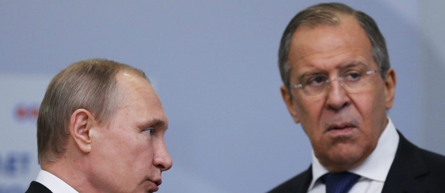 Rosja negatywnie ocenia działania NATO polegające na przesuwaniu infrastruktury wojskowej ku jej granicom - powiedział szef MSZ Siergiej Ławrow. Dodał, że Rosja ma prawo do zapewnienia sobie bezpieczeństwa metodami adekwatnymi do zagrożeń.