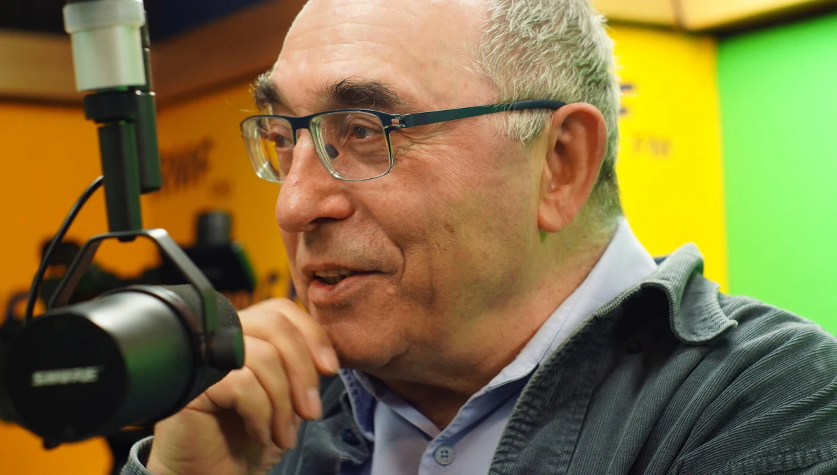 "Jedyny człowiek, którego widzę w roli potencjalnego lidera opozycji, to Władysław Frasyniuk" - mówi, gość Kontrwywiadu RMF FM, szef Fundacji Batorego Aleksander Smolar. Jego zdaniem Frasyniuk "jako jedyny na marszu KOD-u potrafił mówić jak przywódca wiecowy". Dodaje, że to, co mówił były opozycjonista było "i śmieszne i miało uwodzącą formę, czułość i bezpośredniość". Politolog uważa, że jedyną rzeczą, której obawia się PiS jest Komitet Obrony Demokracji. Ocenia, że zjednoczenie się opozycji pod sztandarem KOD-u jest nieuchronne. "KOD wpływa na osłabienie partii politycznych, jest emocjonalnie angażujący i wysysa energię z życia politycznego" - komentuje gość Kontrwywiadu. Smolar krytykuje też strategię Platformy Obywatelskiej. "Kierownictwo PO czyni przerażające kroki – jak się mówi o opozycji totalnej to już jest język, który w oczach ludzi oznacza permanentną wojnę. Opozycja totalna to opozycja nieodpowiedzialna" - komentuje. 