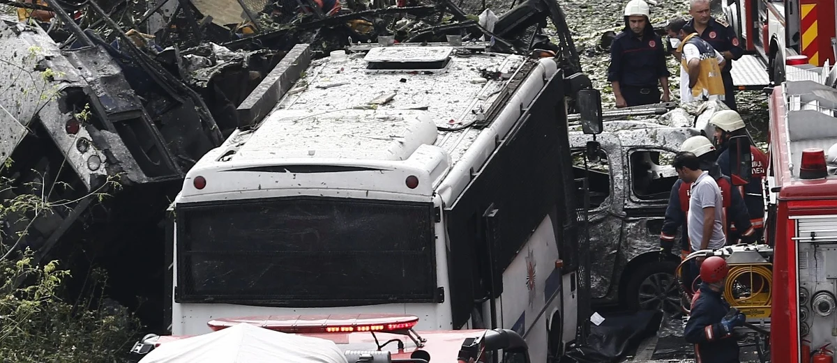 Jedenaście osób zginęło, a 36 zostało rannych w zamachu bombowym, do którego doszło rano w centrum Stambułu - poinformował gubernator miasta Vasip Sahin. Atak był wymierzony w policyjny autobus - dodał. Dotychczas nikt nie przyznał się do zamachu.