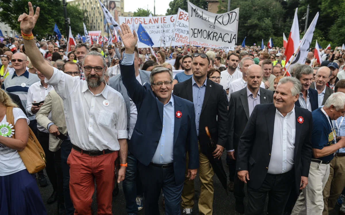 "U początków fundacja była założona dzięki funduszom, które zapewnił węgiersko-amerykański miliardem Soros. Dziś prawie nic nie otrzymujemy, chociaż być może znów się do niego zwrócimy" - mówi szef Fundacji Batorego, pytany przez słuchaczy o jej środki finansowe, gość Kontrwywiadu RMF FM Aleksander Smolar. Dodaje, że fundacja ma zgromadzony kapitał dzięki budynkowi, który wynajmuje. "W ciągu ostatnich 3 lat otrzymaliśmy bardzo poważne środki norweskie na rozdział, na rzecz wartości demokratycznych, pomaganie różnych organizacjom pozarządowym. Nie na same potrzeby fundacji" - wylicza gość RMF FM. "Dostaliśmy przez 3 lata 37 mln euro środków norweskich na rozdanie. Nie na same potrzeby fundacji. Organizowaliśmy konkursy" - tłumaczy. Smolar dodaje: "ogromnie sympatyzuję z KOD-em, ale nie dostał ani grosza". 