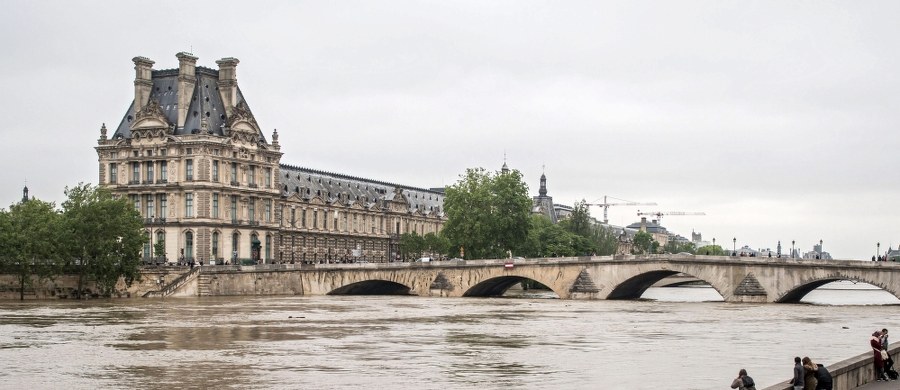 70-letni Francuz utonął w swoim samochodzie w departamencie Pas-de-Calais na północy Francji. To już piąta ofiara największej od ponad 30 lat powodzi we Francji. Straty mogą wynieść nawet 1,4 mld euro - podają francuskie media.