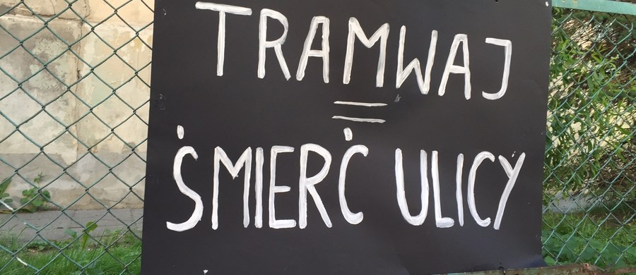 Mieszkańcy ulicy Bohaterów Getta Warszawskiego w Gdańsku protestują przeciwko budowie linii tramwajowej. Jak mówią, ich ulica jest za wąska, by zmieścić tam dwutorową linię. Boją się, że przedwojenne kamienice, posadowione na palach, nie przetrwają inwestycji. Dlatego ozdobili kamienice czarnymi płótnami i flagami i ogłosili "śmierć ulicy".