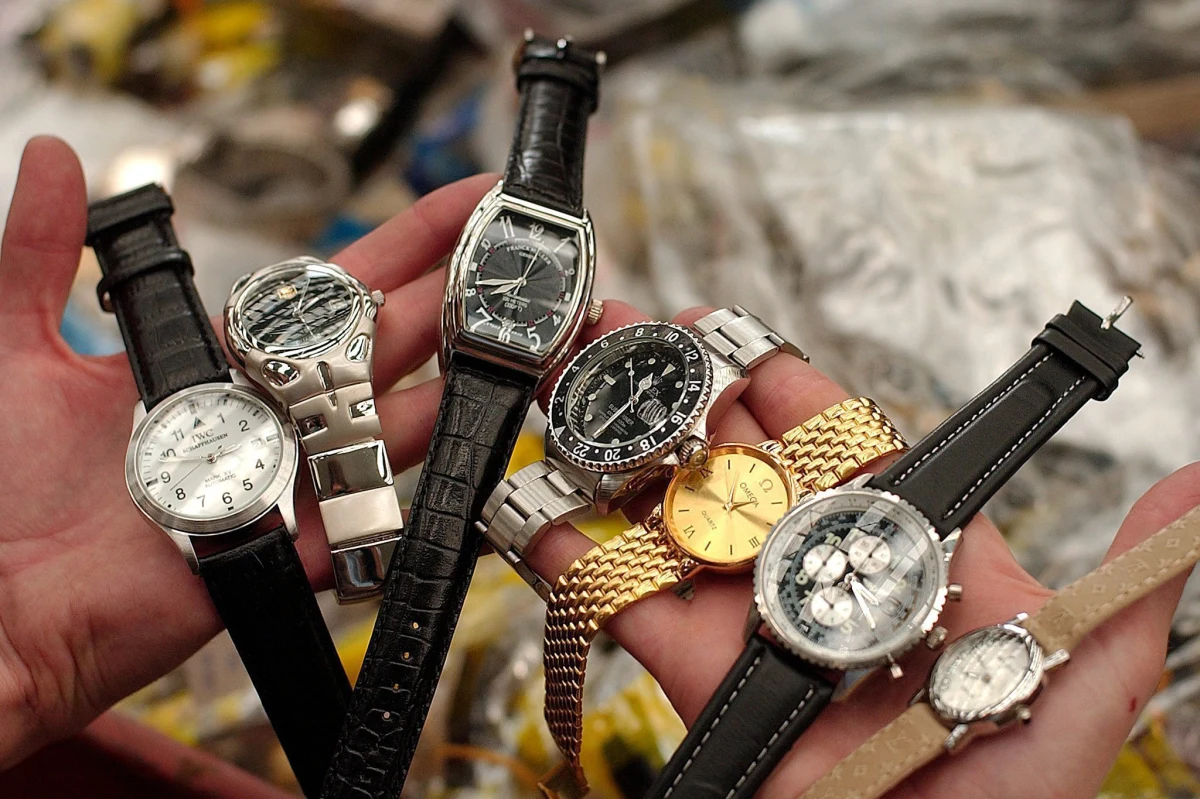 Po trwającym 6 lat procesie obnośny sprzedawca, który na plaży koło Wenecji sprzedawał zegarki, został uniewinniony od zarzutu handlu fałszywym towarem. Sędzia uznał, że nie były to podróbki drogiej marki, bo oczywiste jest to, że zegarki nie były prawdziwe.