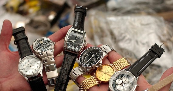 Po trwającym 6 lat procesie obnośny sprzedawca, który na plaży koło Wenecji sprzedawał zegarki, został uniewinniony od zarzutu handlu fałszywym towarem. Sędzia uznał, że nie były to podróbki drogiej marki, bo oczywiste jest to, że zegarki nie były prawdziwe.