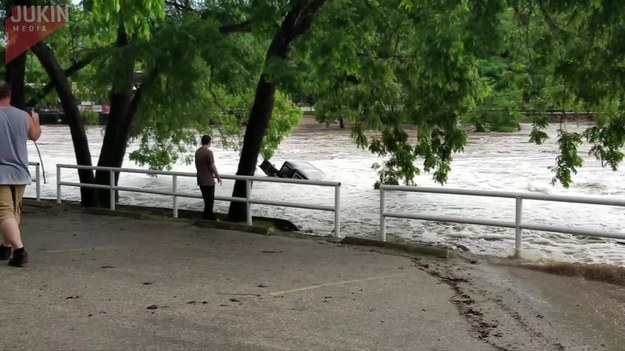 Kiedy kierowca jeepa zdał sobie sprawę, że nie przejedzie przez wzburzoną wodę, wyskoczył z auta z nadzieją, że samochód jakoś sobie poradzi. W końcu jest duży i ciężki, stworzony do wyzwań. Niestety. Prądy rzeczne okazały się zbyt silne i auto w końcu się im poddało.