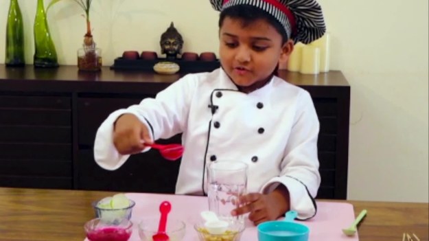 Pięcioletni indyjski chłopiec szybko stał się sensacją internetu dzięki swoim umiejętnościom kulinarnym. Nihal Raj prowadzi własny kanał na youtube’ie, gdzie gotuje i przygotowuje różne przysmaki, takie jak lody Myszki Miki z mango. Z rosnącej popularności Nihala dumny jest jego ojciec - Rajagopal Krishnan - któremu trudno jest powstrzymać emocje.