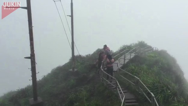Oto najbardziej spektakularny szlak na świecie. Stroma, spowita we mgle droga na jeden ze szczytów Koolau na wyspie Oahu na Hawajach, nazywana "schodami do nieba". Składa się z prawie 4 tys. stopni. Schody ciągną się wzdłuż praktycznie pionowego klifu. To właśnie tam dostała się grupa ludzi. Jedna z kobiet bardzo chciała „wznieść się do nieba” huśtając się na specjalnych linach. Niestety, coś poszło nie tak i zamiast niezapomnianych wrażeń, było... dużo strachu. 