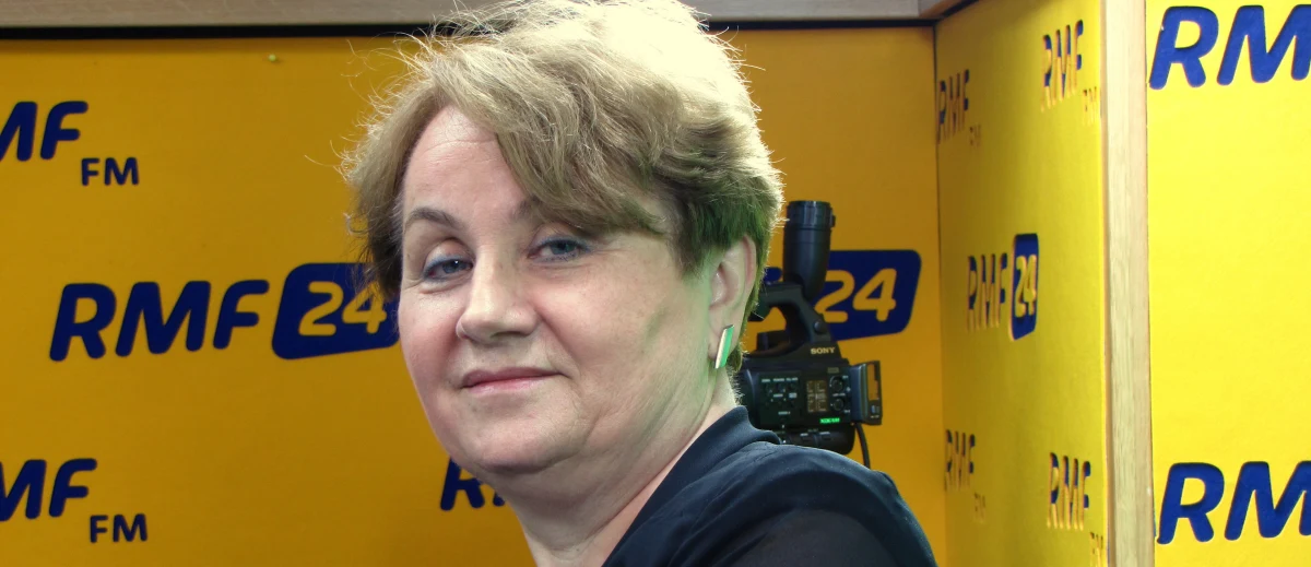 „Banki chciały jak najwięcej zarobić, a ludzie chcieli jak najmniej płacić. Chciwość jest tu cechą obydwu stron. Banki były pazerne, podchodziły z potrzebą dużego zysku i wszystkie elementy umowy były niekorzystne i czasami oszukujące, nieuczciwe” – mówi o kredytach frankowych gość Kontrwywiadu RMF FM, Rzecznik Finansowy Aleksandra Wiktorow. Jej zdaniem, napisanie dobrej ustawy o pomocy  dla frankowiczów „byłoby bardzo trudne”. „Nie wyobrażam sobie, kto mógłby to w jednym miejscu napisać” – mówi Rzecznik Finansowy. Jej zdaniem prezydent może napisać ogólną ustawę, ale później każdy bank i tak miałby inne zasady. Wiktorow uważa, że rozwiązaniem mogłoby być zawieranie ugody przez określone grupy za pośrednictwem UOKiK-u. Wiktorow pytana o to, jak rozwiązać problem kredytów we frankach odpowiada, że „banki trochę więcej powinny wziąć na siebie, bo klienci nie do końca wiedzieli, co robią. Banki nie przekazywały im informacji”. Rzecznik Finansowy dodaje, że umowy były zbyt trudne. „Pisali, że okresowo będą coś przeliczać. Ale według jakich zasad? Klient powinien to wiedzieć, banki takich informacji nie udzielały, a kurs waluty był ustalany przez zarząd” – mówi Wiktorow. Dodaje: „Nawet nasi specjaliści analizując nie do końca zawsze wiedzieli, co jest zapisane w umowie”. Przewalutowanie kredytów po kursie, po którym były brane? „Ci, którzy brali po 2 złote, byliby bardzo uprzywilejowani. To nie jest dobre rozwiązanie” – odpowiada gość RMF FM. Zdaniem Wiktorow „dopuszczalna pomoc dla franowiczów jest taka, żeby nie mieli lepiej, niż złotowi”. Pytana o przewalutowanie po „kursie sprawiedliwym” odpowiada, że dla jednego dany kurs jest sprawiedliwy dla innego nie. „Obie strony chciały zyskać, więc również obie strony powinny się podzielić stratami” – ocenia gość Kontrwywiadu.