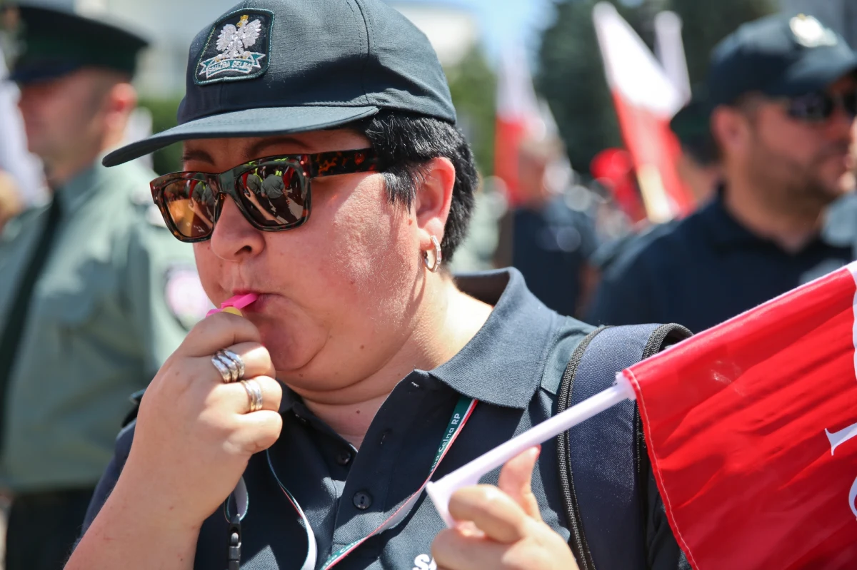 Przed gmachem Sejmu odbył się protest celników przeciwko planowanemu włączenia ich służby do Krajowej Administracji Skarbowej. Celni podkreślają, że nie poprawi to skuteczności walki z szarą strefą. Zwracają uwagę, że wypracowują dla budżetu państwa 1/3 dochodów.