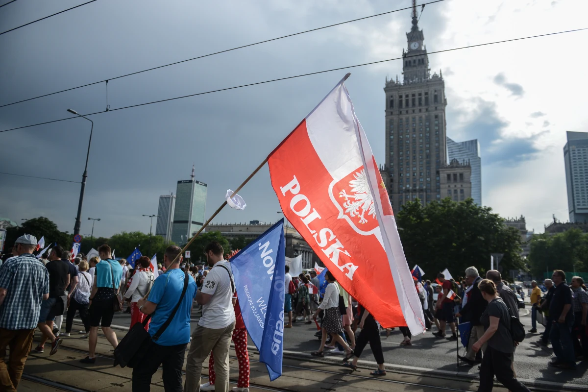 Za każdym razem, kiedy wydawało mi się, że nasz konflikt nie może już posunąć się dalej, rzeczywistość była w stanie mnie zaskoczyć. Gdy myślałem, że wyczerpaliśmy już zasób wykrzykników, przeinaczeń, przemilczeń i innych sztuczek, które zakrzywiają nam postrzeganie rzeczywistości, że po prostu "gorzej być nie może", okazywało się, że "gorzej" czyha tuż za rogiem. I powiem szczerze, że... zacząłem się już powoli do tego przyzwyczajać. I to nasuwa mi myśl, że być może w końcu uspokoimy się nie wskutek jakiegoś rozumnego działania, ale po prostu z nudy. I przesytu. Najwyższy czas. Nakręcać tego dłużej się nie da.