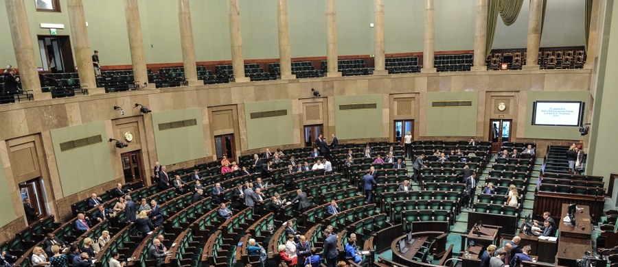 Sejm w środę wieczorem ponownie skierował do komisji administracji i spraw wewnętrznych rządowy projekt tzw. ustawy antyterrorystycznej, do której zgłoszono podczas drugiego czytania kolejne poprawki. PO zapowiada wniosek o odrzucenie projektu.